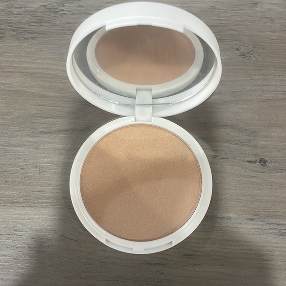 # Give Them LALA Beauty Showstopper Highlighter - Picture 2 of 4